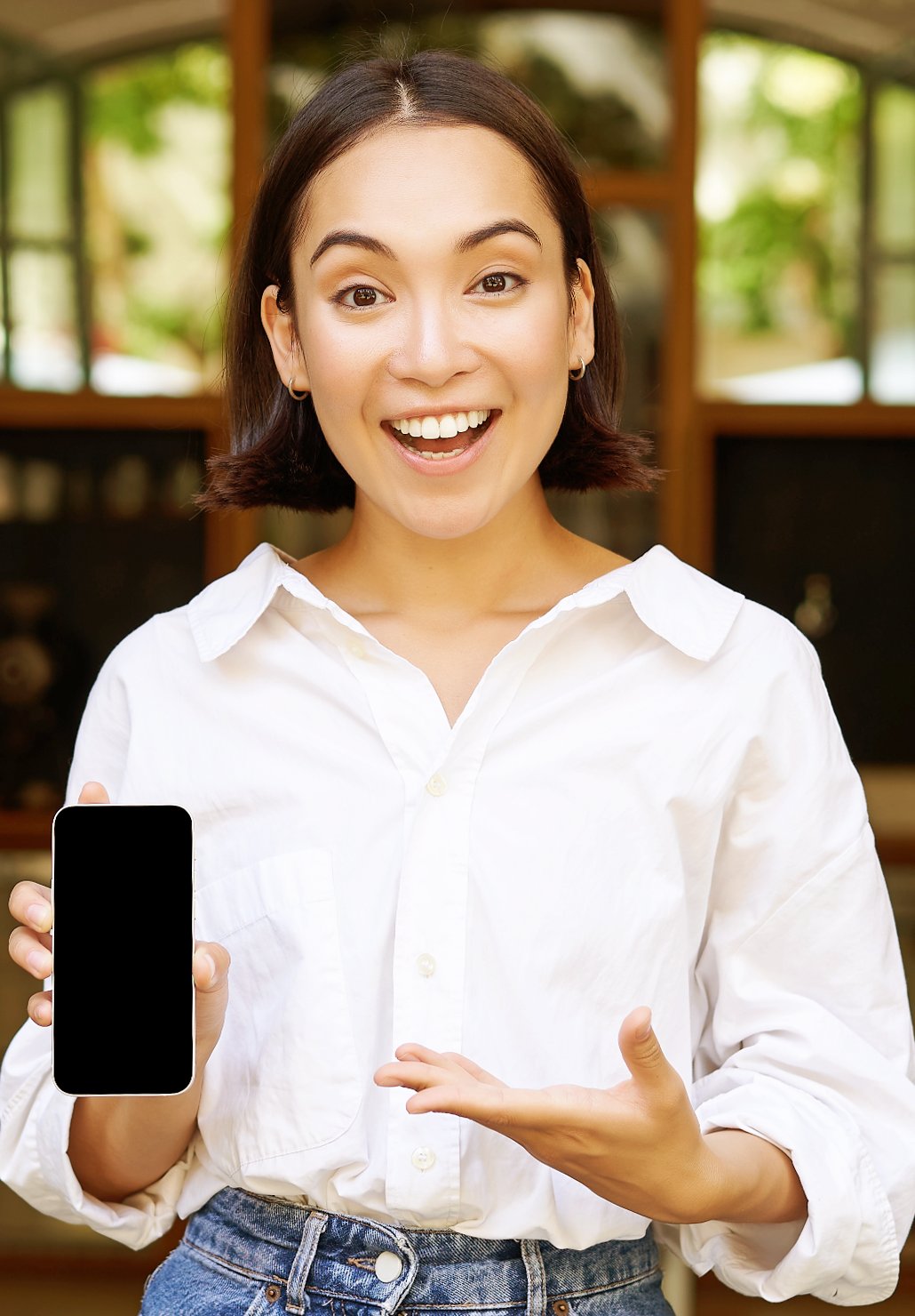 Dueña de un negocio mostrando la conversación de VAYRA en su celular