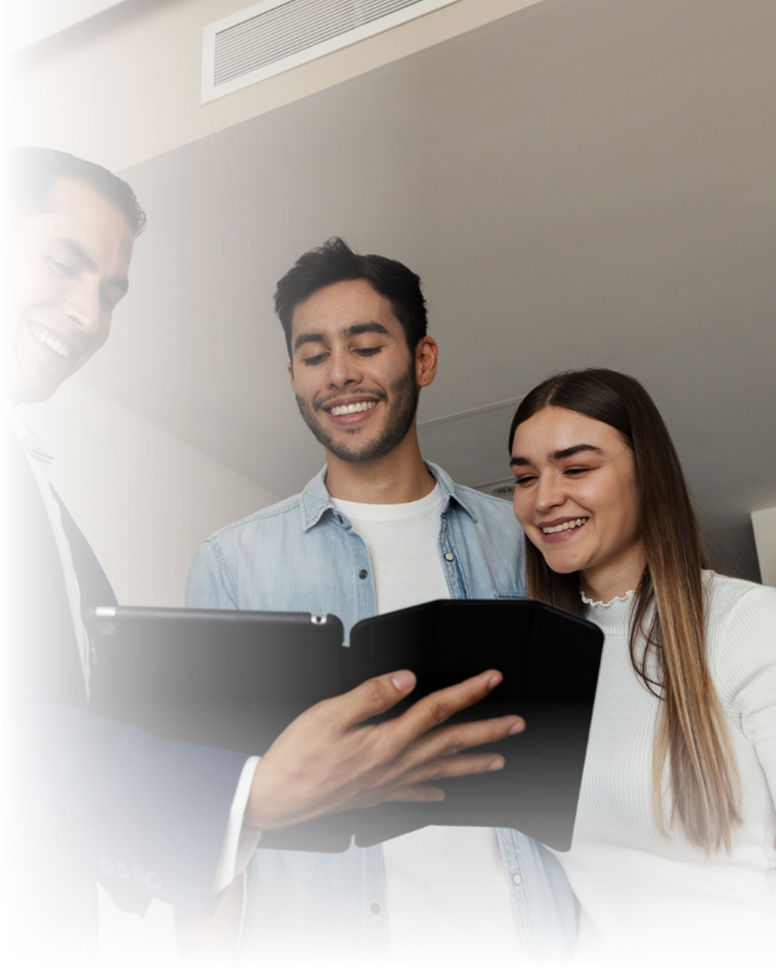 Un corredor de seguros repasando una cobertura con dos clientes