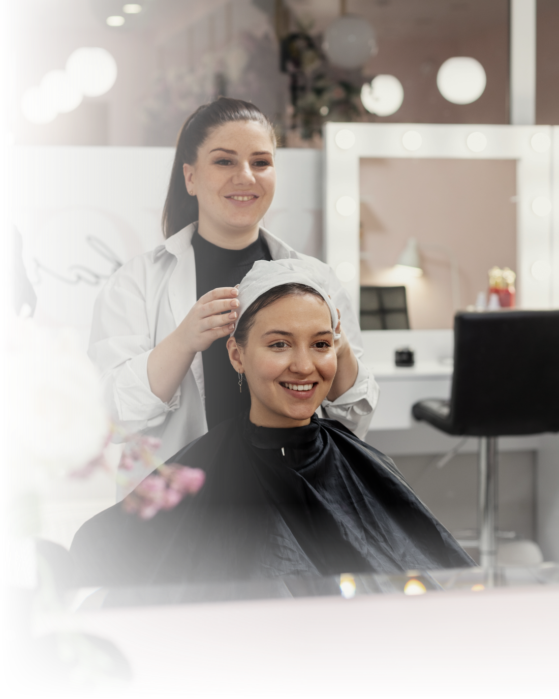 Una especialista atendiendo a una clienta en un salón de belleza